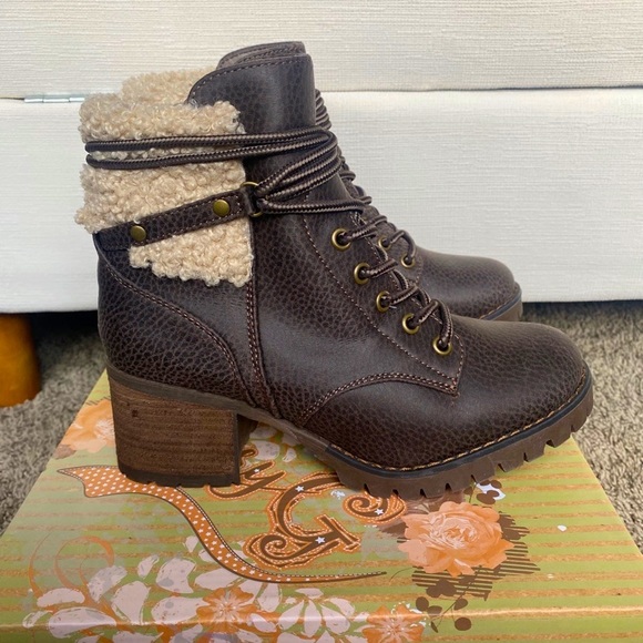 NEW VERY G OLIVIA 2 women’s chocolate boots sz 6 ankle booties Sherpa NIB shoes - Picture 1 of 7